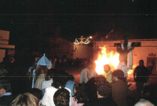 Entrada de la Virgen de la Encarnación rodeada de luminarias de tomillo.